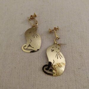 Wild Byrde: vintage gold tone hammered cat earrings. screw back/clip earrings.